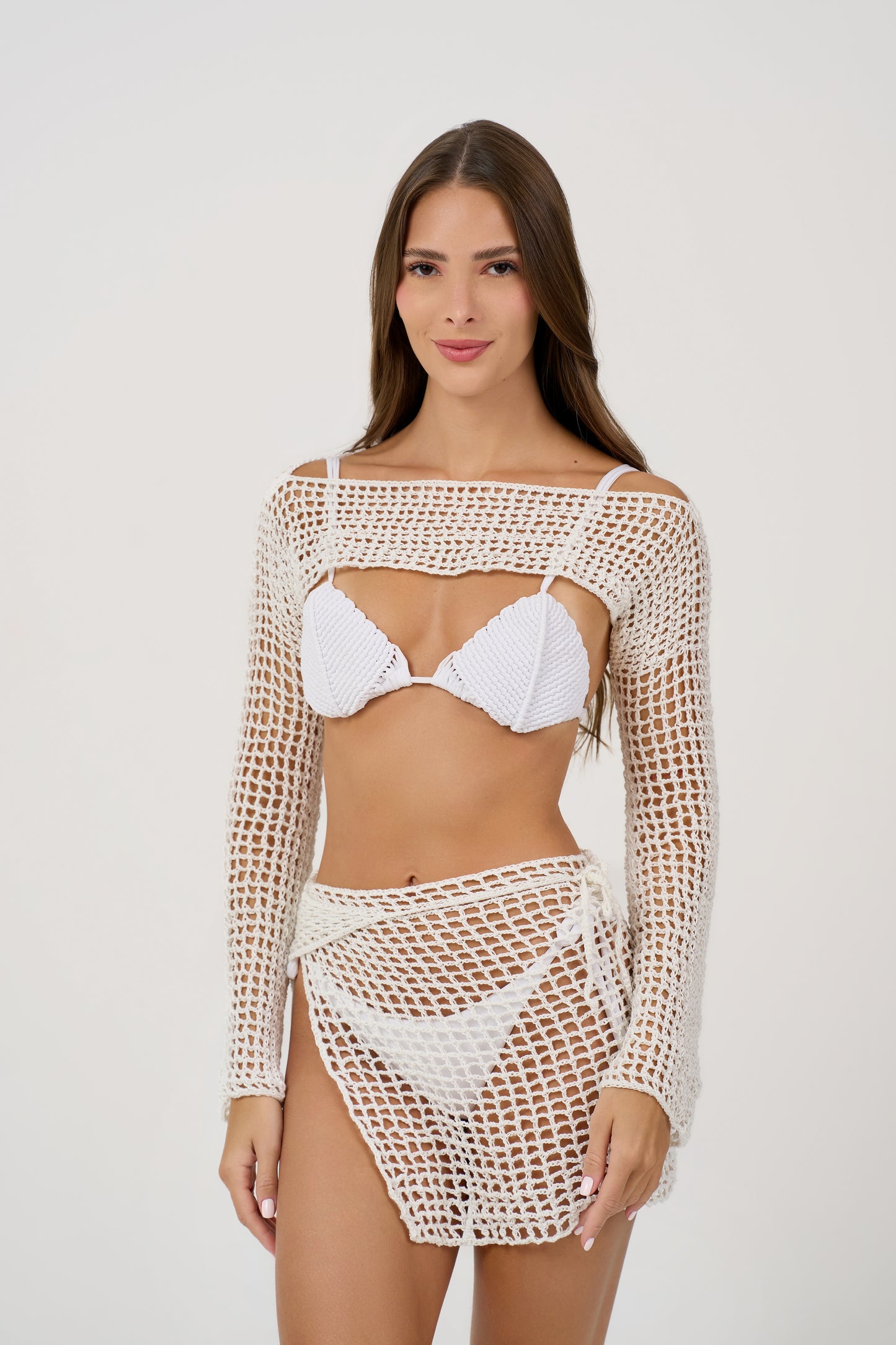 Handwoven set that evokes effortless elegance.
Perfect for tropical retreats, poolside rituals, or quiet moments under the palms. Its versatile design transitions seamlessly from beach to brunch.&nbsp;